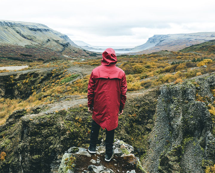 防水ジャケットの男性